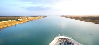 ENGIE Deutschland - Geschichte: Bau des Suez Kanals, Schiff auf Suez Kanal, Wüste