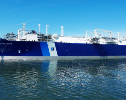 ENGIE Deutschland Pressemitteilungen: Innovatives LNG-Terminal der DET erfolgreich in Betrieb genommen - LNG Tanker auf dem Meer